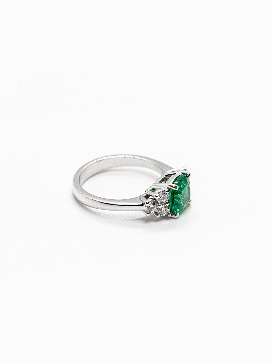 anello con smeraldo diamanti in oro bianco gioielleria dangelo
