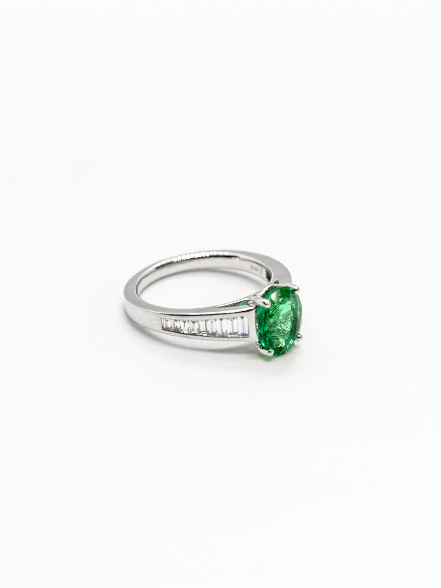 anello con smeraldo diamanti taglio baguette in oro bianco gioielleria dangelo