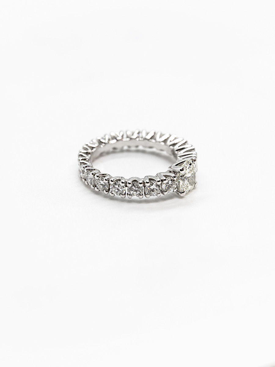 anello eternity con diamante centrale taglio ovale gioielleria dangelo
