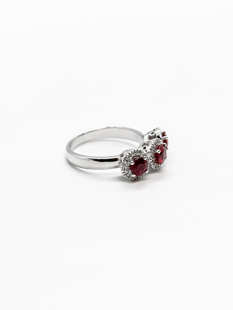 anello in oro bianco con rubini birmani taglio rotondo e diamanti taglio brillante gioielleria dangelo
