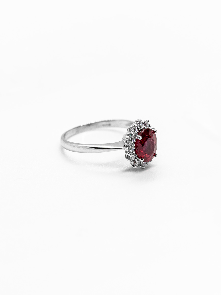 anello in oro bianco con rubino taglio ovale con diamanti taglio brillante a contorno gioielleria dangelo