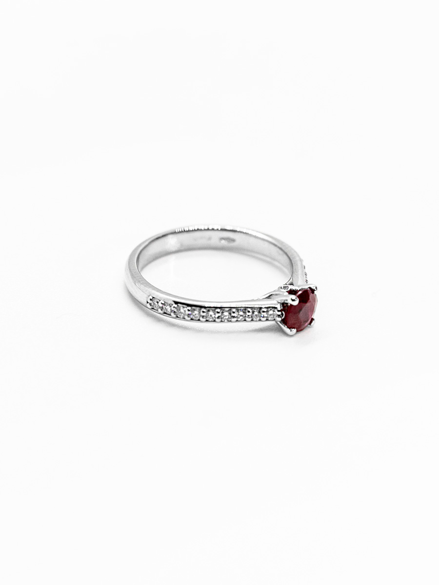 anello in oro bianco con rubino taglio rotondo e diamanti taglio brillante sul gambo gioielleria dangelo
