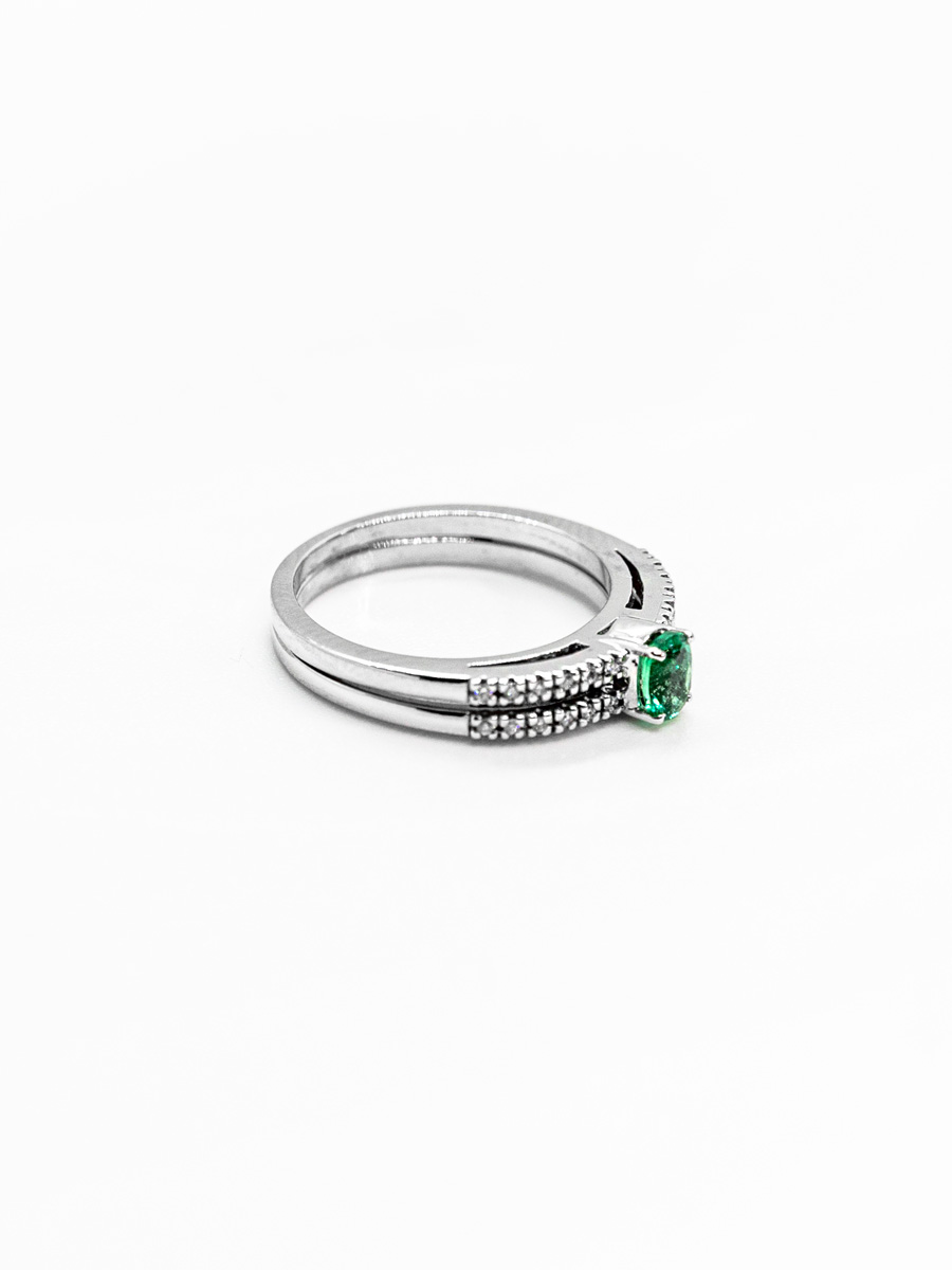 anello in oro bianco con smeraldo taglio ovale e diamanti taglio brillante gioielleria dangelo