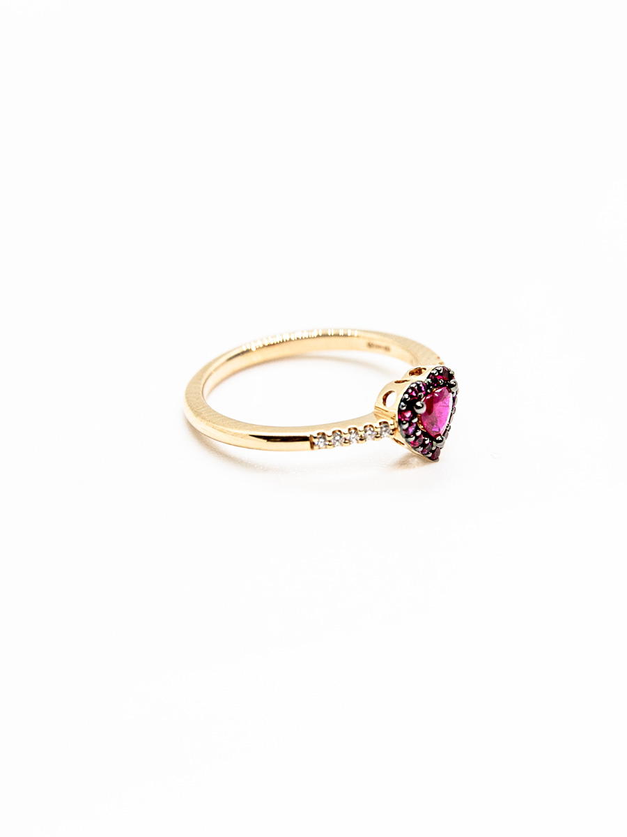 anello in oro giallo con rubino centrale taglio a cuore e rubini taglio rotondo e diamanti taglio brillante gioielleria dangelo