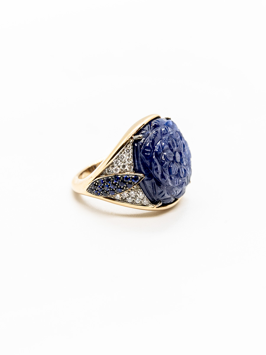anello in oro rosa con zaffiro centrale inciso a mano e pave laterali di zaffiri blue e diamanti gioielleria dangelo