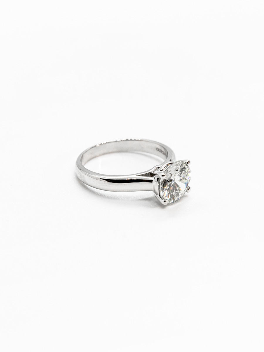 anello solitario in oro bianco con diamante taglio brillante gioielleria dangelo