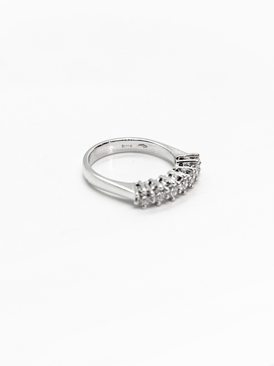 anello veretta in oro bianco con diamanti taglio brillante a 7 pietre gioielleria dangelo